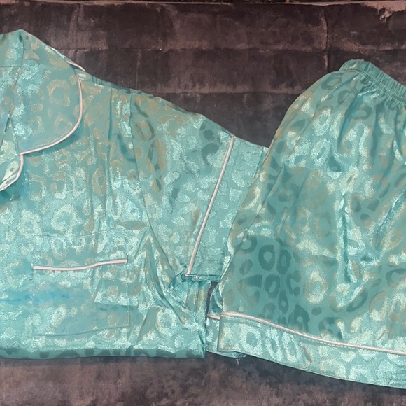 2 piece Satin Pajama Set - Teal Leopard Print  brand New without tags  size M - Picture 6 of 6
